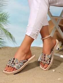 Plus Size Women Geometric Print Slide Sandals, Fashionable Geometric Design With Wide Strap & Thong Toe, Simple & Stylish With Light Color, Dual Grip Non-Slip Sole. Easily Embrace Fashion And Comfort, Whether Strolling The Street Or Heading To The Beach, You Can Be The Fashion Focus.