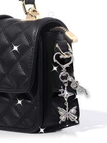 金属圆形吊饰银色蝴蝶和星玫瑰钥匙扣 - 送给女性、包袋和汽车的完美礼物，蝴蝶钥匙扣，银色金属钥匙扣，可作为礼物的钥匙配件，豪华汽车钥匙扣，女士时尚钥匙圈