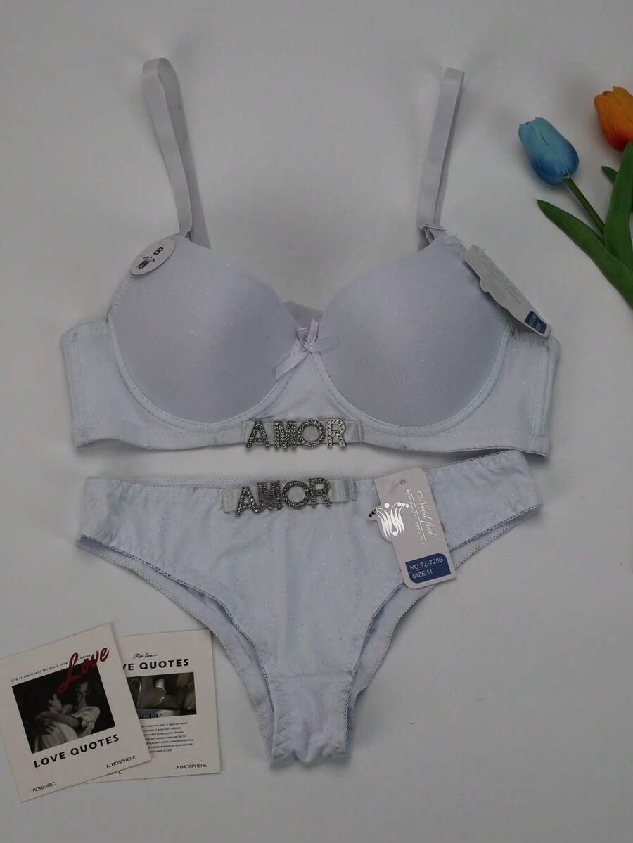 Conjunto de ropa interior para mujer, braguita de cintura baja, copa B, copas cómodas de cobertura total, tres botones, tirantes ajustables, decoración de lazo, decoración de letras de metal, sujetador de lentejuelas de color sólido sexy y cómodo. - Blanco - Ver 1