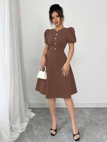 Đầm ngắn tay dáng suông màu trơn cài cúc kiểu dáng thanh lịch dành cho nữ, thích hợp cho mùa hè. - Cà phê - Xem 3