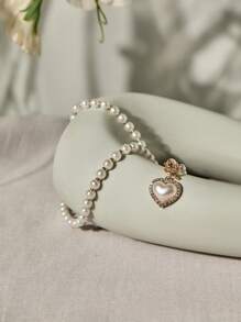 Pendentif en forme de cœur avec de faux perles et des billes. Bijou de cou adorable, parfait pour toute occasion : Saint-Valentin, Maman, Fête des mères, Cadeau