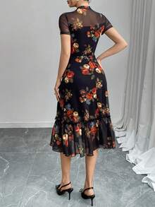 Vestido de media longitud con cuello redondo, manga corta, cintura con volantes y bajo con volantes, con estampado floral colorido sobre base negra elegante y gótica para vacaciones - Multicolor - Ver 6