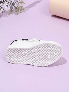 男女通用儿童白色抽绳装饰平底休闲运动鞋，魔术贴闭合，舒适适合户外运动、休闲、散步、跑步