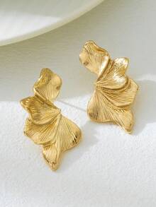 1 par de pendientes elegantes con textura de color dorado con diseño floral medio, adecuados para viajar, salir en citas y uso diario de las mujeres - Amarillo Oro - Ver 2