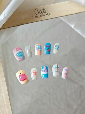 10 stuks handgemaakte vierkante plaknagels in macaronkleuren, met schattige patronen zoals kleine taartjes, appeltjes en kersen... Elke vinger is schattig versierd, verwijderbaar en herbruikbaar, geschikt voor dagelijks gebruik en feestelijke feestjes voor vrouwen met verschillende stijlen.