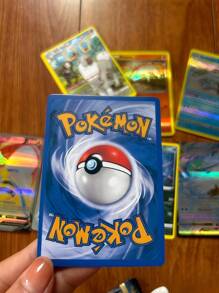 pokemon 300 pièces Pokémon, Cartes Pokémon, (Série V, Vmax, Cartes Rares GX), Cartes de jeux animés, Cadeaux pour fans d'anime, cadeaux de vacances pour adultes, fournitures de fête, accessoires de vacances, fournitures de fête d'anniversaire, cadeaux d'anniversaire, décoration artisanale. Cartes Pokémon rares [Imitation de haute qualité, très abordable et bon marché]
