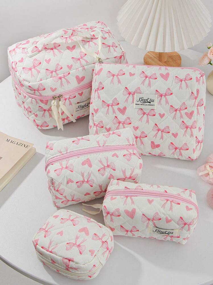 1 pièce/set Sac à maquillage de grande capacité pour femmes avec motif nœud et cœur rose. Sac cosmétique de voyage, sac de rangement de maquillage pour filles, trousse de toilette, sac de rangement pour tampons et serviettes hygiéniques. Idéal pour ranger le rouge à lèvres, les pinceaux, les soins de la peau, le téléphone portable, les pièces de monnaie et les petits articles. Utilisations: voyage, vacances, école, cadeaux de demoiselle d'honneur, cadeaux pour maman, anniversaire, cadeaux pour les amis