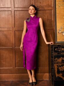 Vestido Cheongsam moderno - Qipao a medida de cuello alto y sin mangas con abertura en el muslo y bordado floral | Vestimenta formal de seda de lujo para eventos de gala, bodas de lujo, banquetes de negocios, inauguraciones de galerías de arte y festivales culturales - Morado - Ver 3