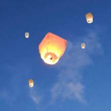[10 piezas Linternas de deseo estilo chino Kongming rojas] Linterna Kongming blanca, linternas de papel de vuelo romántico para bendecir el cielo | Artículos esenciales para reuniones familiares/ceremonias conmemorativas/ritual de testigos del amor (Se incluyen 3 marcadores de escena)