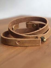 1 件锤纹金属圆形饰物波西米亚棕色绒面皮革缠绕手链，男女通用，适合日常佩戴，周年纪念礼物