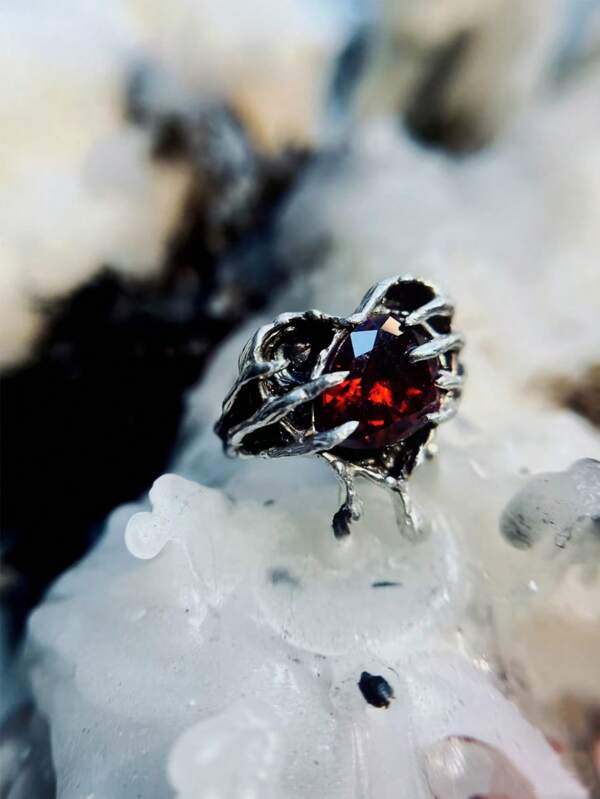 1pc Vintage Claw Water Drop Finger Ring With Diamond Inlay Heart Skull Adjustable Open Ring, Dark Gothic Style, For Women