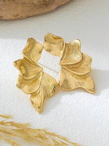 1 par de pendientes elegantes con textura de color dorado con diseño floral medio, adecuados para viajar, salir en citas y uso diario de las mujeres - Amarillo Oro - Ver 5