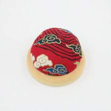1 Stück traditioneller japanischer Stil mehrfarbiger handgefertigter Nadelhalter, Holzbasis Nadelkissen für Handarbeit, Stickerei, Bastelzubehör zur Aufbewahrung