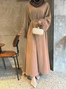 1 pieza Vestido informal de vacaciones en casa tipo abaya de color liso con detalles de encaje en las mangas y cuello redondo, elegante y modesto
