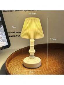 1 Stück Europäischer Retro Mini Tischlampe - Warmweiße LED Beleuchtung Nachtlicht, batteriebetriebene Lampe mit weichem Licht zum Schutz der Augen, Dekoration für Feiertage, Partys, perfektes Geburtstagsgeschenk, Palast-Stil Lampe, Schlafzimmerdekoration - Blumen Atmosphäre Licht, ideale Schreibtisch- und Nachttischdekor, Geschenk für Vater-/Muttertag, Büro Dekoration Lampe, für Schlafzimmer, Zimmer, Wohnzimmer, Küche, Schreibtisch, Hochzeit, Wohndekoration, INS-Stil dekorative Lampe, einfach kreative Blütenknospen Mini Tischlampe