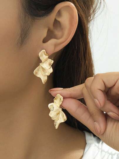 1 par de brincos elegantes com design floral meio texturizado dourado, adequados para viagens, encontros e uso diário feminino