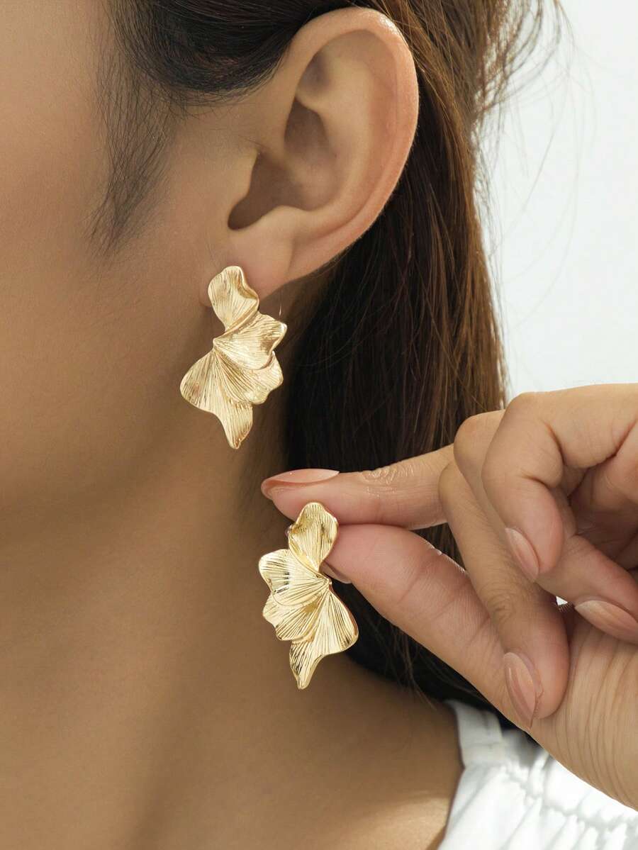 1 par de pendientes elegantes con textura de color dorado con diseño floral medio, adecuados para viajar, salir en citas y uso diario de las mujeres - Amarillo Oro - Ver 1
