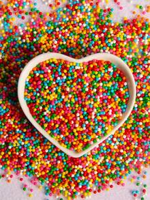 85g/3oz 蛋糕装饰用糖粒，2mm 圆形珍珠，用于冰淇淋、纸杯蛋糕、烘焙、饼干、蛋糕配料，适用于独立日婚礼派对、生日派对、圣诞派对甜点装饰