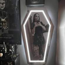 1 pièce Miroir lumineux en forme de cercueil - 23*42,4 cm/9*16,7 po - Alimenté par USB - Luminosité réglable - Miroir mural LED violet, blanc, rouge - Facile à monter - Décoration murale - Art mural - Décoration polyvalente - Convient pour la fête, la maison, la chambre, le bar, le bureau, etc. - Créez des souvenirs uniques ! Un excellent cadeau pour vous et vos proches.