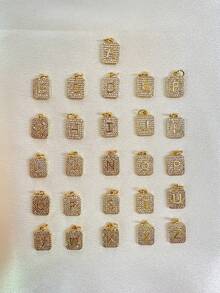 1 件钻石星形登山扣，配有字母吊坠和蝴蝶吊坠，适合女士佩戴，适合在高端派对上佩戴。