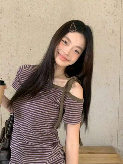 紫色条纹不对称领短袖T恤，女款修身韩版性感露脐上衣，夏季休闲必备