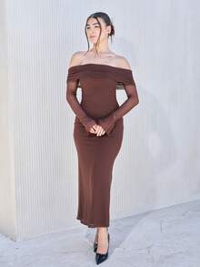 Andrea Bello Vestido de mujer elegante, romántico y minimalista con hombros descubiertos, manga acampanada y abertura lateral - Marrón - Ver 1