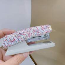 1个钻石系列（白钻）闪亮水钻订书机，可装订1-20张散页，学校/办公用品，便携式多功能桌面文具，多种颜色可选，办公桌配件，表面可粘贴贴纸，婚礼/生日/派对/节日礼物，钻石装饰艺术品，新年、情人节、斋月、圣诞节 - 彩色 - 查看 4