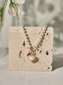 Pendentif en forme de cœur avec de faux perles et des billes. Bijou de cou adorable, parfait pour toute occasion : Saint-Valentin, Maman, Fête des mères, Cadeau