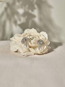 1 Coppia di eleganti orecchini alla moda da donna con inserti di perle finte e zirconi bianchi