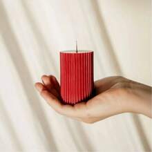 一套罗纹柱形蜡烛（1支），尺寸：1.96英寸、3.93英寸、7.87英寸、5.9英寸，大号大豆蜡香氛柱形蜡烛，优雅罗纹现代家居装饰，适用于浴室和客厅（红色） - 彩色 - 查看 7