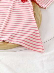 Vestido-camiseta de punto con cuello polo, estampado de rayas y bordado de fresa, ideal para exterior, sesiones de fotos, uso diario, escuela, imprescindible para primavera y verano para niñas