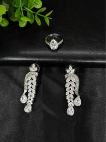 1 Set de joyas de lujo para mujer en plata con rhinestones de cobre, incluye 4 piezas: collar, aretes, brazalete y anillo, perfecto para boda, fiesta o regalo de festividad