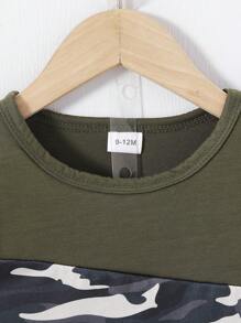 Set de 2 piezas, camiseta de manga corta de cuello redondo con estampado de camuflaje y pantalones cortos, informal para niños, para verano