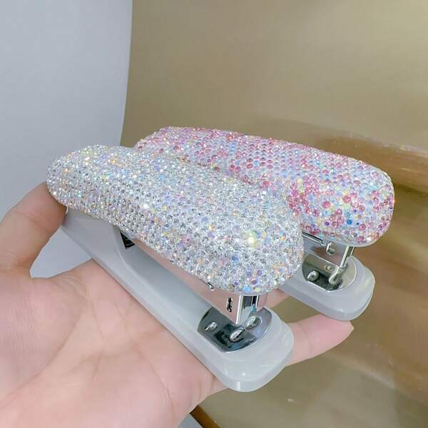 1 pieza Grapadora de Diamante (Diamante Blanco) con Cristales Brillantes, Puede Encuadernar de 1 a 20 Hojas Sueltas, Útiles Escolares y de Oficina, Grapadora Portátil Multifuncional para Escritorio, Disponible en Varios Colores, Accesorio de Escritorio, Superficie Puede Pegar Pegatinas, Regalo de Cumpleaños o Fiesta, Decoración de Arte con Diamantes