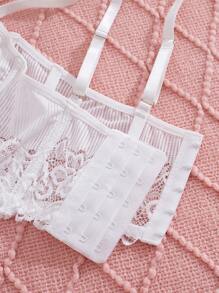 Lingerie sexy. Ensemble de lingerie en dentelle blanche impeccable. Ajustement confortable. Courbes parfaites. Libérez votre charme