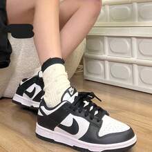 Nike 男女童款 DUNK LOW 复古撞色休闲运动鞋，低帮运动鞋，货号 CW1590-100，2026 新款上市 - 黑與白 - 查看 2
