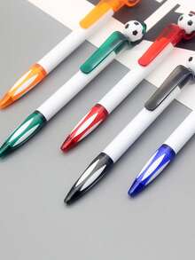 4支/6支旋转按压圆珠笔。适用范围：学生笔记、办公书写、足球迷创意生日礼物、男女实用文具、足球赛事周边纪念品。返校季