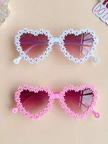 قطعتان من أحدث نظارات كلاسيكية بشكل زهرة قلب جميلة وجذابة لعام 2025 للبنات والأطفال، نظارات أطفال (قد تختلف قليلاً ألوان عدسات النظارات بسبب الإضاءة).