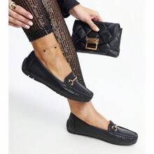 Scarpe mocassino nere semplici di moda da donna con fibbia decorativa