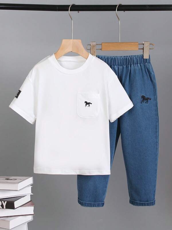 Kleine Jungen 2 Stücke Outfit: Besticktes Grafik-Kurzarm-T-Shirt in Weiß und vielseitige lange Hose, lässiger Sommeranzug