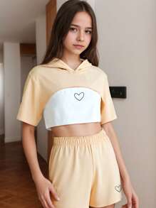 Set casual esterno per ragazze adolescenti, composto da 3 pezzi: top con cappuccio a maniche corte, canotta con stampa a cuori e pantaloncini con stampa a cuori, outfit di moda per ragazze