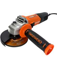 AMOLADORA ANGULAR DAEWOO DAAG115-75B 115 mm (4 ½) Nuestra amoladora angular DAAG115-75B de 115 mm (4 ½") de diámetro, es la opción ideal para quien está buscando una herramientas confiable y versátil para realizar trabajos de corte, desbaste, lijado o pulido de acuerdo al accesorio que utilicemos. Su potente y robusto motor de 750w y en combinación con un diseño ergonómico, pudiendo utilizar su mango auxiliar en tres posiciones de acuerdo a la posición de trabajo hace que sea la herramienta perfecta para completar tu taller.  Además, cuenta con un práctico maletín organizador, más 2 discos de corte y 2 de desbaste ideales para comenzar cualquier proyecto. - Tipo de Enchufe A USA (110-127V) - Ver 3