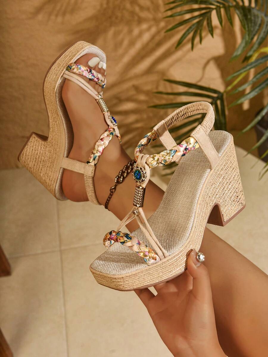 Sandalias de mujer estilo bohemio con decoración de imitación de rhinestone, suela de imitación de cuerda, cuña de fondo grueso. Tacón de una pieza de moda para primavera/verano, sandalias de señora de estilo resort con fondo grueso. Adecuado para uso diario, fiestas, vacaciones, asistir a reuniones, banquetes, bodas, desfiles de moda. Se puede combinar con camisolas, camisetas, camisas, bikinis, faldas, vestidos, pantalones cortos. Artículo de viaje esencial - Caqui - Ver 1