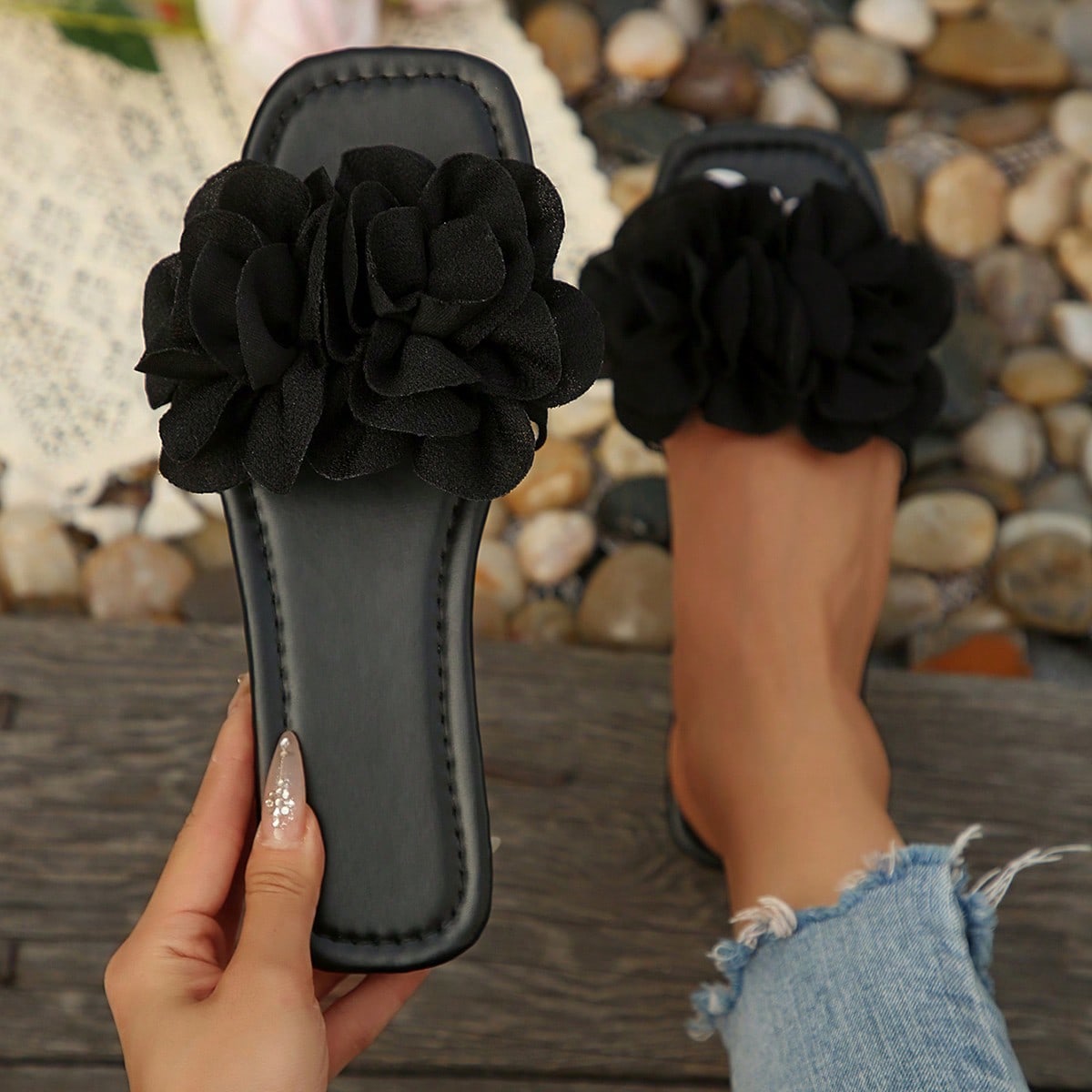 Sandalias planas abiertas de verano elegantes y suaves con flores para mujer, nuevos diseños casuales para citas, uso diario, hogar, playa y ocio