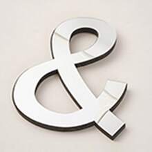 Pegatinas decorativas de espejo acrílico tridimensional de 20 cm, con contorno de letras cursivas dinámicas de tres colores: oro / plata / negro. Diseño autoadhesivo y extraíble para crear fácilmente una escena destacada de fiesta de cumpleaños: collage "Feliz cumpleaños" en el espejo de la pared trasera. Decoración de pared, decoración de habitación, espejo de pared, espejo para habitación, decoración del hogar, decoración del baño, decoración de la sala de estar