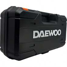 AMOLADORA ANGULAR DAEWOO DAAG115-75B 115 mm (4 ½) Nuestra amoladora angular DAAG115-75B de 115 mm (4 ½") de diámetro, es la opción ideal para quien está buscando una herramientas confiable y versátil para realizar trabajos de corte, desbaste, lijado o pulido de acuerdo al accesorio que utilicemos. Su potente y robusto motor de 750w y en combinación con un diseño ergonómico, pudiendo utilizar su mango auxiliar en tres posiciones de acuerdo a la posición de trabajo hace que sea la herramienta perfecta para completar tu taller.  Además, cuenta con un práctico maletín organizador, más 2 discos de corte y 2 de desbaste ideales para comenzar cualquier proyecto. - Tipo de Enchufe A USA (110-127V) - Ver 5