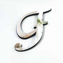 Pegatinas decorativas de espejo acrílico tridimensional de 20 cm, con contorno de letras cursivas dinámicas de tres colores: oro / plata / negro. Diseño autoadhesivo y extraíble para crear fácilmente una escena destacada de fiesta de cumpleaños: collage "Feliz cumpleaños" en el espejo de la pared trasera. Decoración de pared, decoración de habitación, espejo de pared, espejo para habitación, decoración del hogar, decoración del baño, decoración de la sala de estar