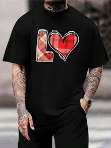 Camiseta de hombre con estampado de cuadros y corazones - Elegante camiseta gráfica de algodón para San Valentín, ropa casual, regalo para parejas para él - Negro - Ver 1