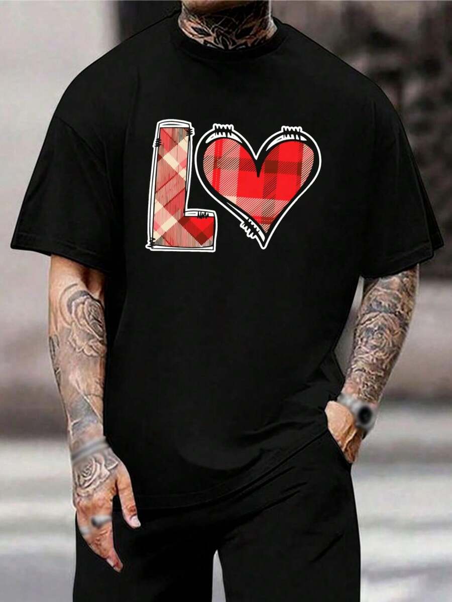 Camiseta de hombre con estampado de cuadros y corazones - Elegante camiseta gráfica de algodón para San Valentín, ropa casual, regalo para parejas para él - Negro - Ver 1