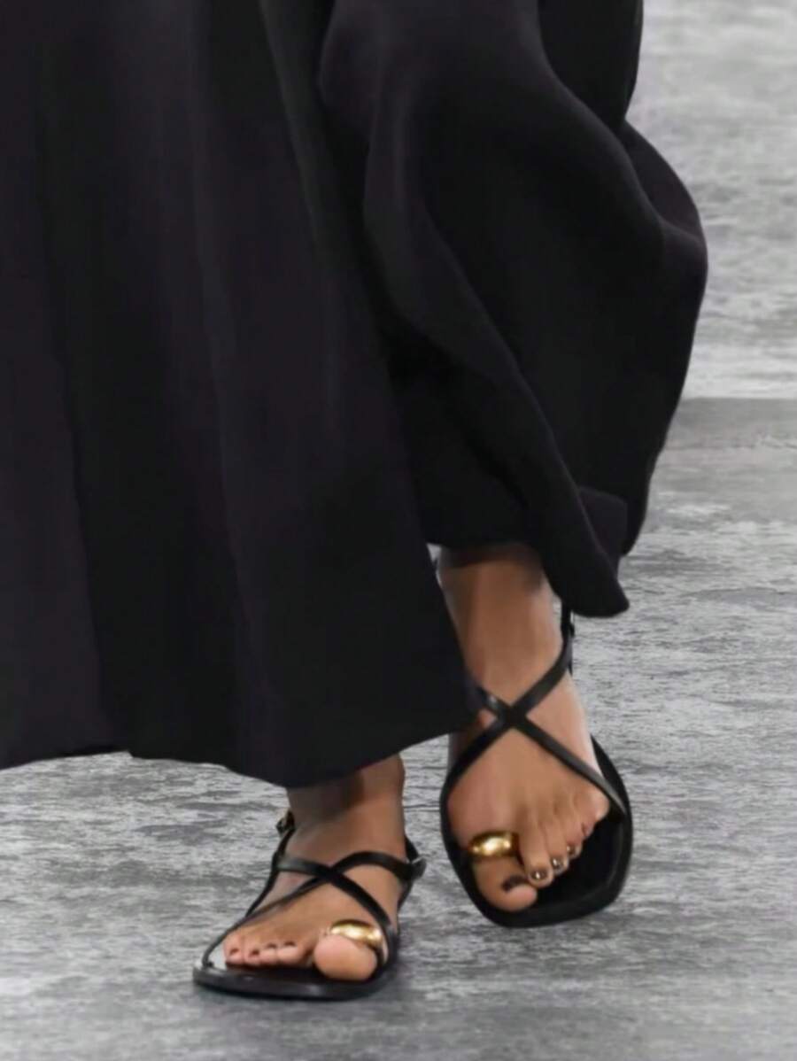 Sandalias planas de mujer de nueva llegada para el verano con decoración de metal y correa